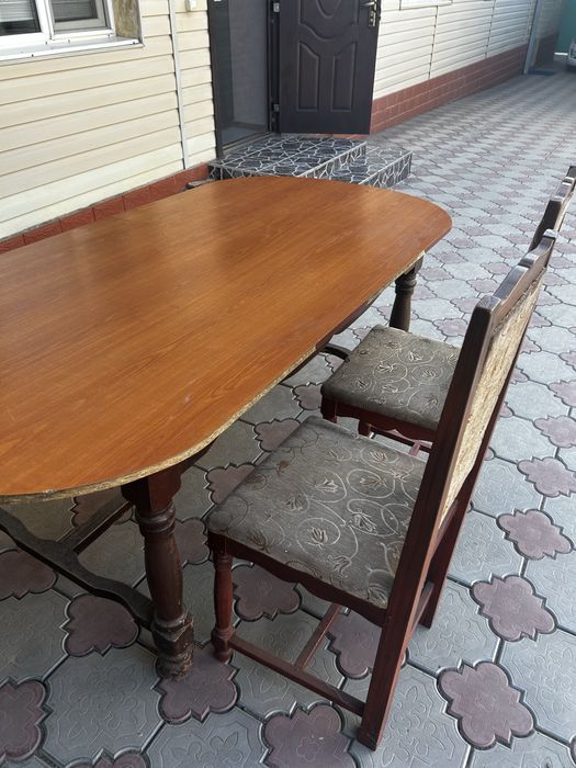 Стол со стульями