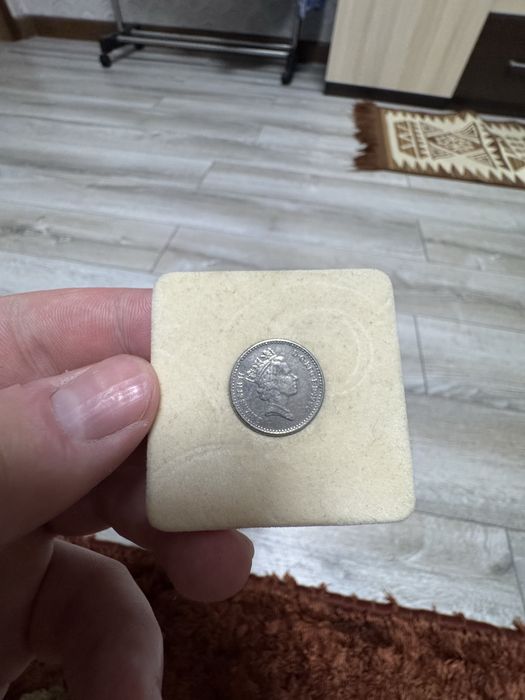 Продам 5 пенсов 1990 года Елизавета II