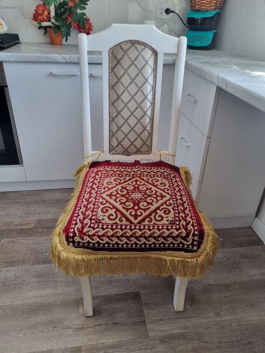 Стулья белые 5шт.