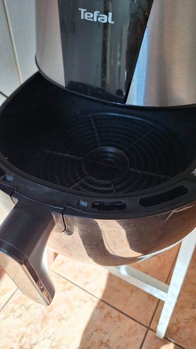 Vând Friteuza Easy Fry Tefal XXL EY701D15, 1850W 1,6Kg Tehnologie 3D air -pulse.8 programe preset + reglaj manual