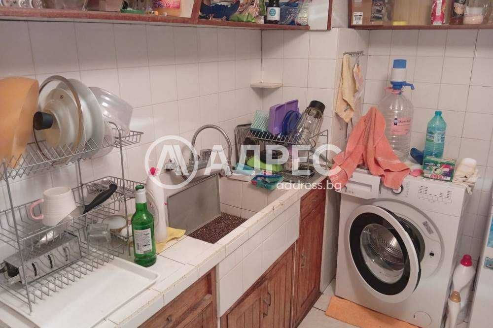 Просторен тристатаен апартамент в кв. "Бели Лом".