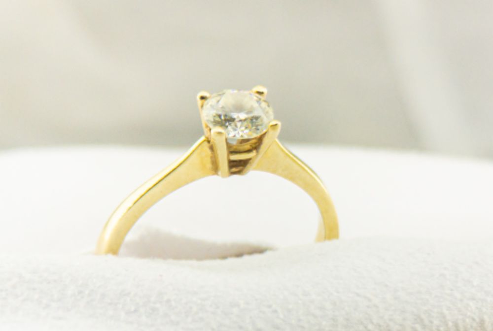 Дамски златен пръстен с брилянт - елегантен и луксозен