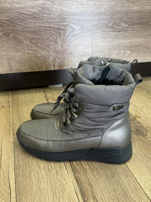 Продам женские ботинки