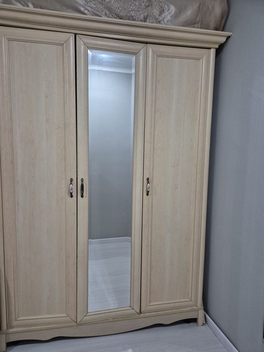 Продам 2  шкафа и полка для книг недорого