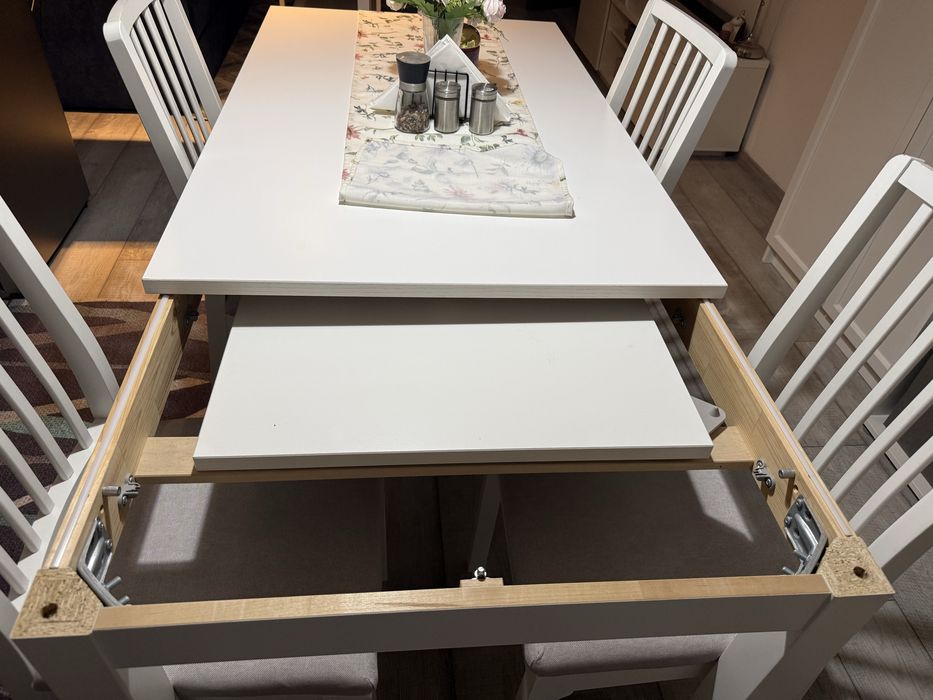 Masa bucatarie extensibila cu 4 scaunde
