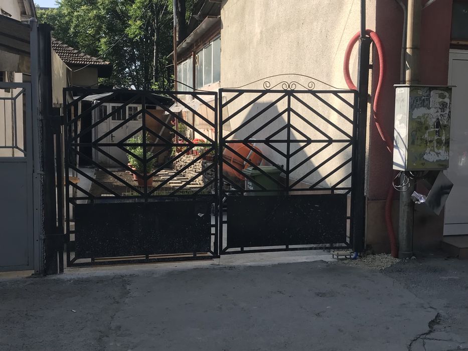 Врати метални с прозорци