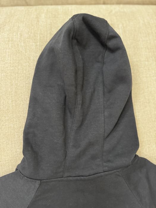 Продавам Under Armour черен дамски суичър с качулка (hoodie), размер М