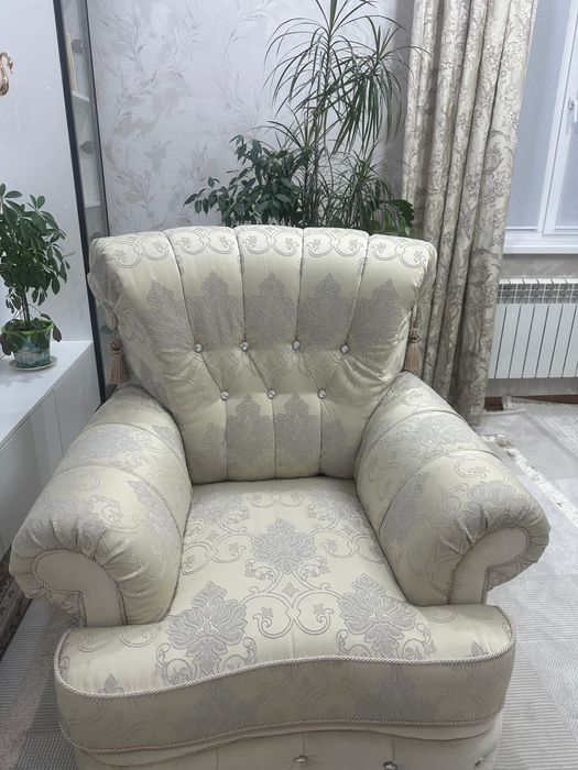 Диван белый, с рисунком