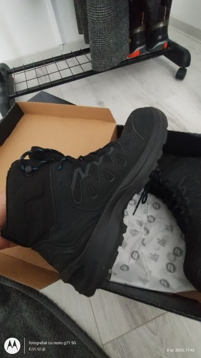 2 x Bocanci Vector noi in cutie -  43 - OFERTĂ DE SĂRBĂTORI