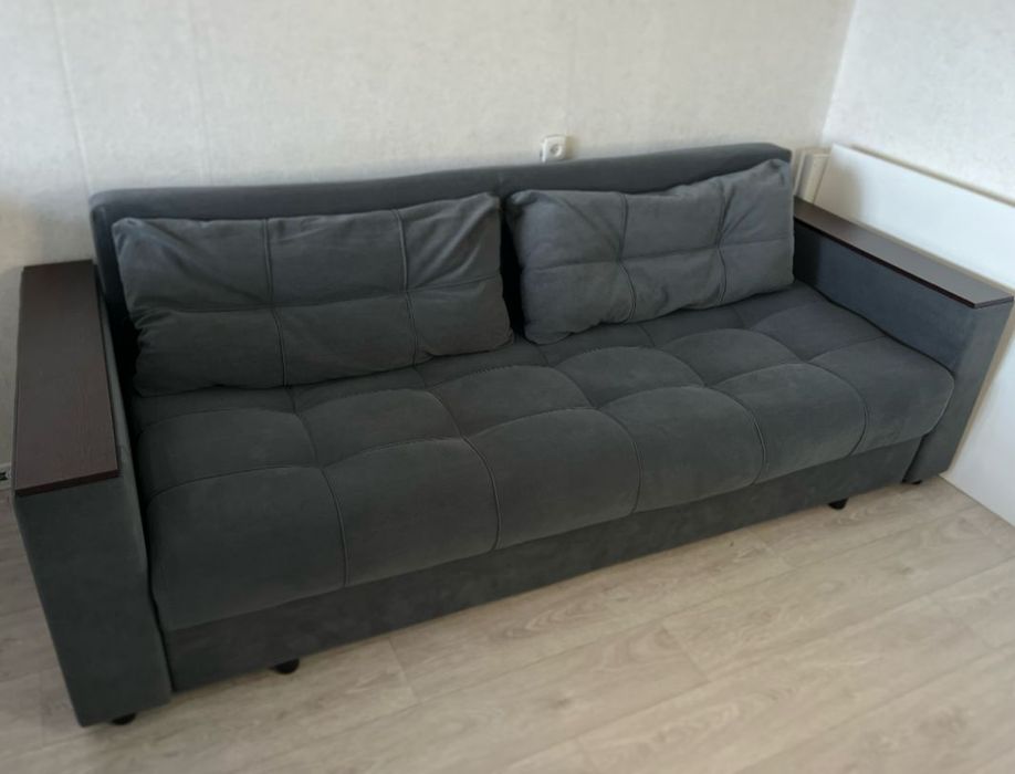 Продаем диван обивка  Велюр