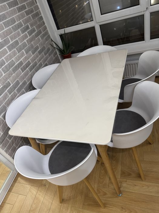 Стол и стулья белое и дерево