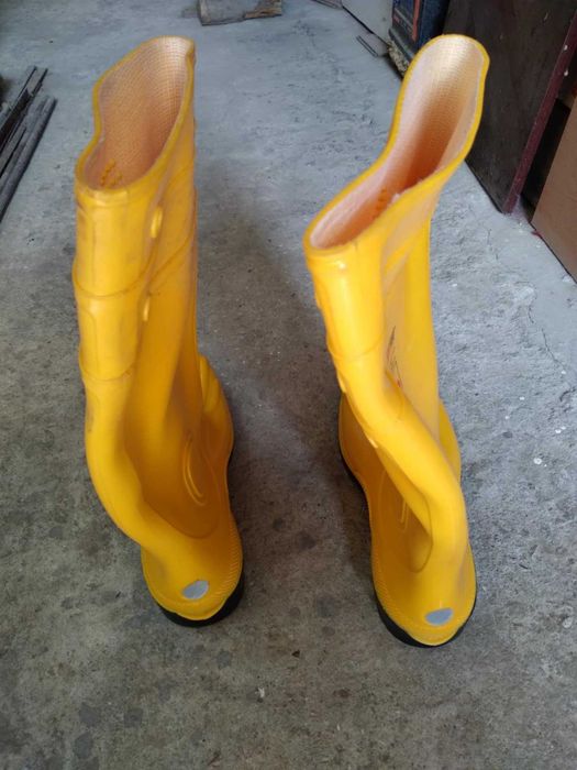 Продавам ботуши работни