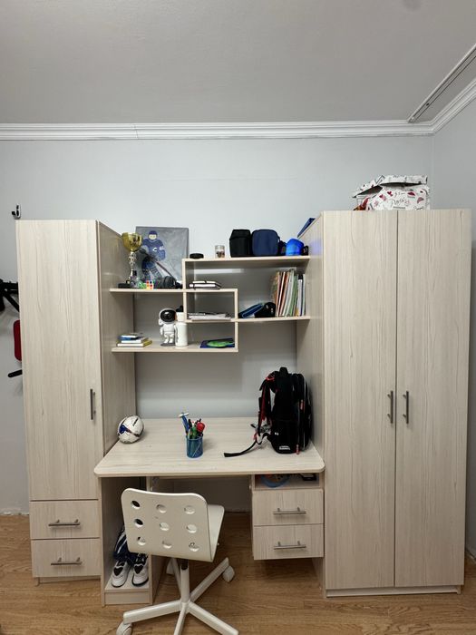 Шкаф, стол  и кровать