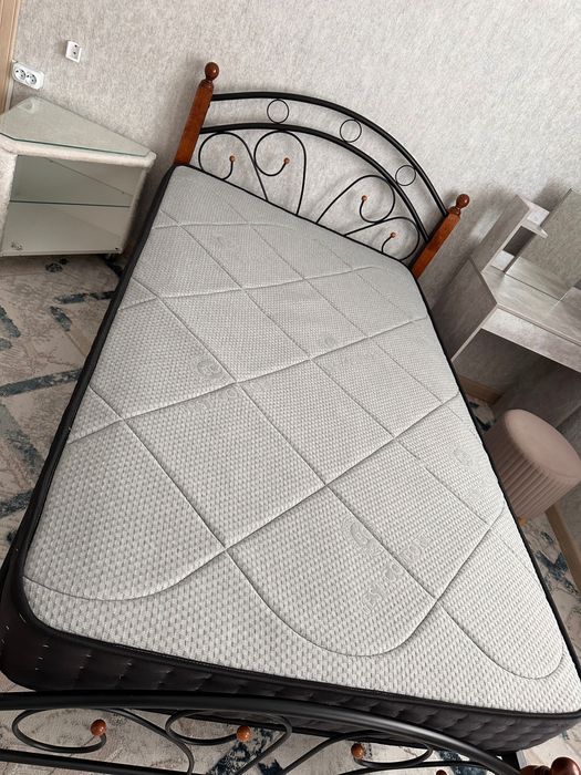 Кровать с матрасом