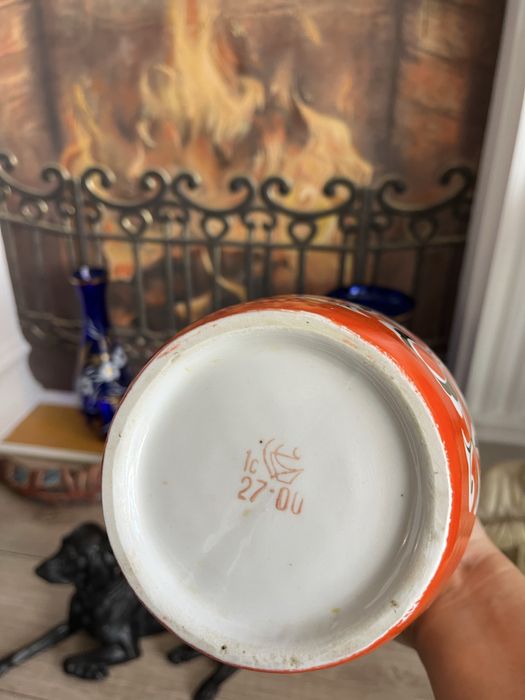 Продам фарфоровую вазу