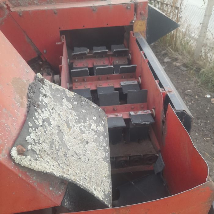 vând utilaje agricole, culegator porumb ,semanatoare sup 29 ,plug reversibil