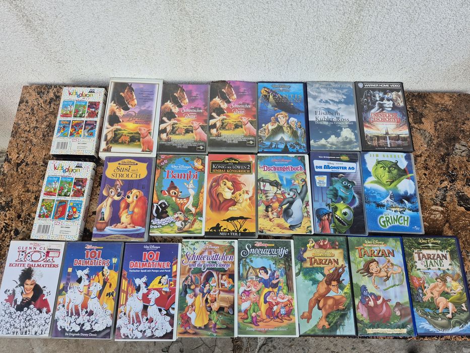 Vând 52 casete video VHS originale cu filme animație