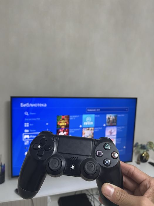 PlayStation 4 slim и 8 игр