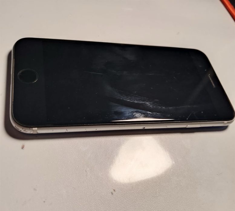 Продам айфон се2020