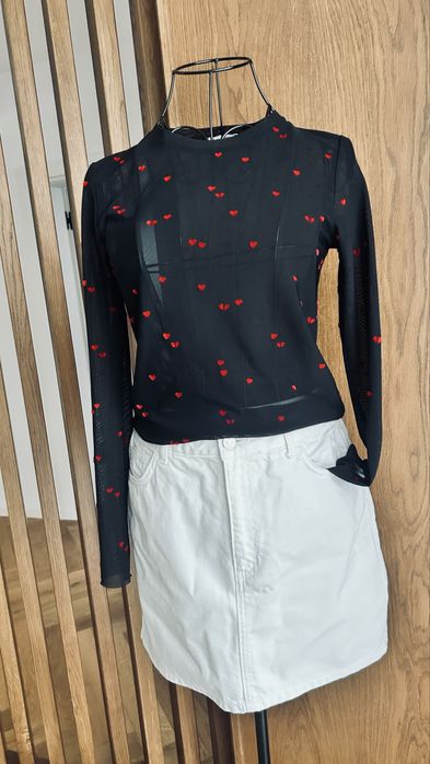 Bluza Stradivarius + fusta denim L.C. Waikiki, ambele impecabile.