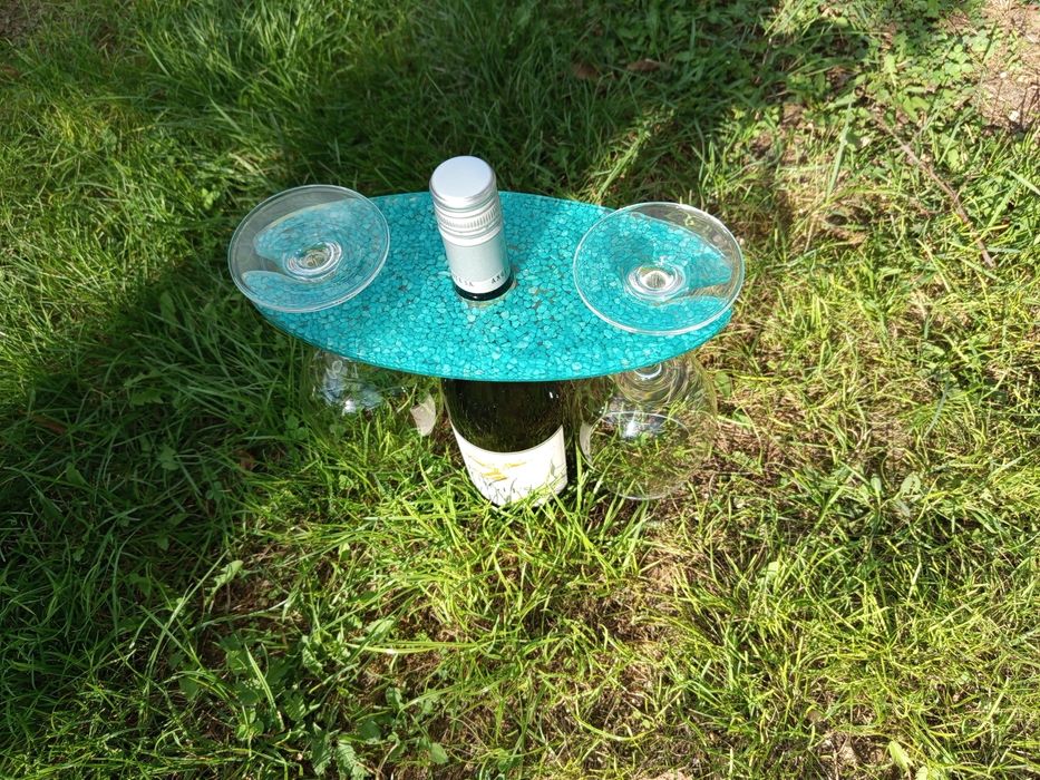 Стойка за вино от епоксидна смола с две чаши