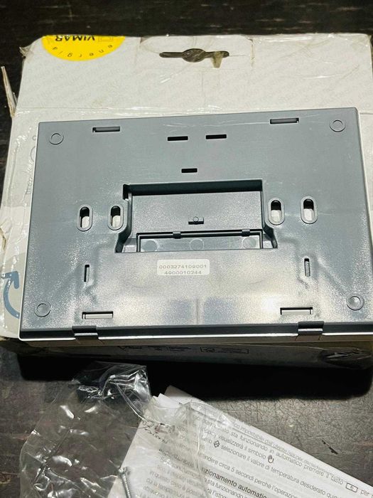 Termostat Vimar 01910 programabil alimentat cu baterii, alb