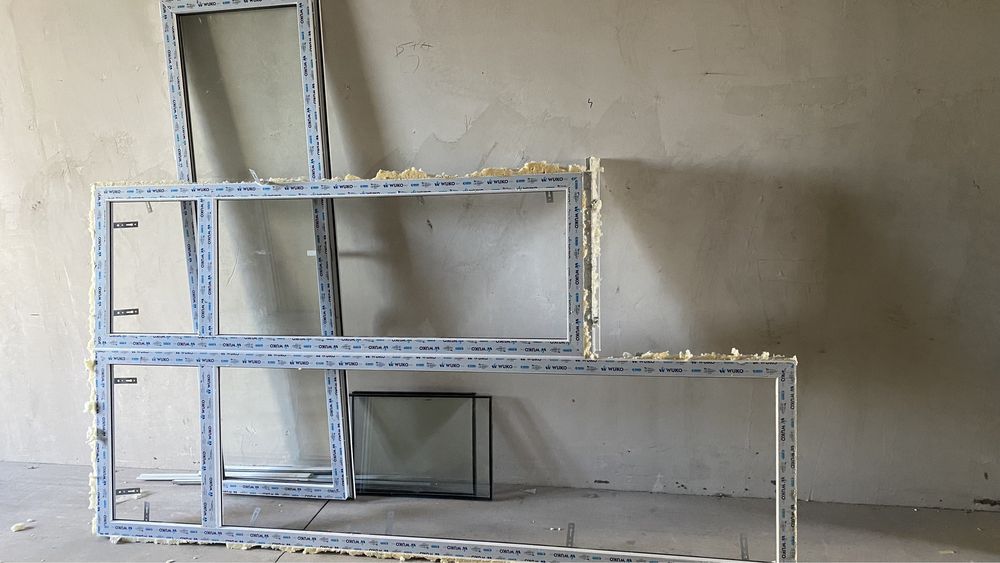 Продам пластиковое окно с дверью.