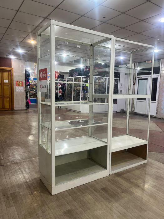 Продам Витрина с длинным стеклянным окном