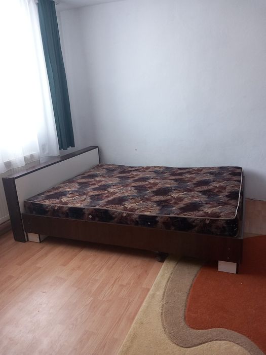 Vând pat de dormitor cu saltea