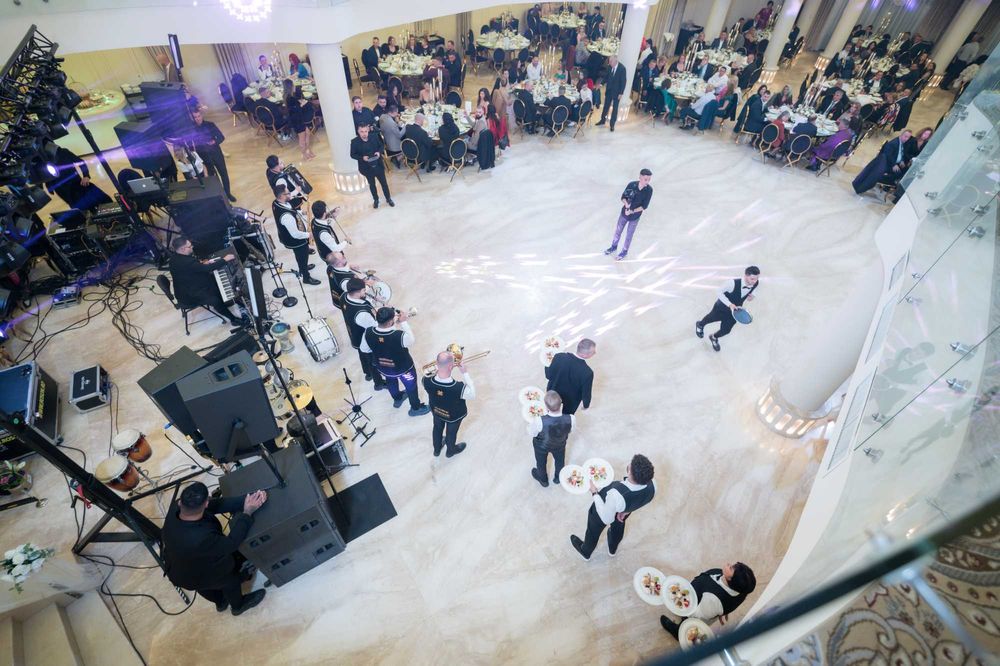 DJ,soliști muzică live,Foto-Video,spectacol de lumini,fum și baloane!