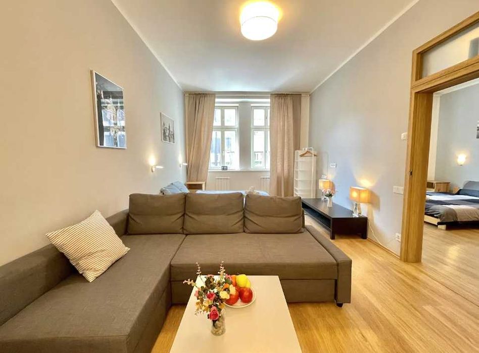 Дава се под наем Двустаен апартамент в Пловдив, Център - 67 кв.м за 306 € - Снимка #1