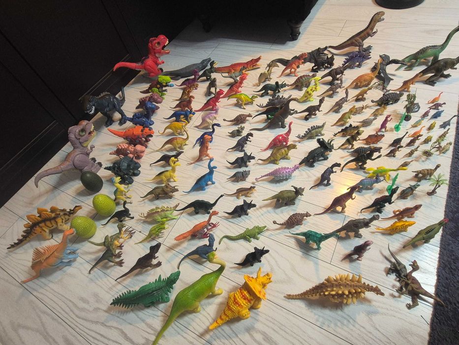 Dinozauri 100+ bucati. Cei mari functioneaza pe baterii