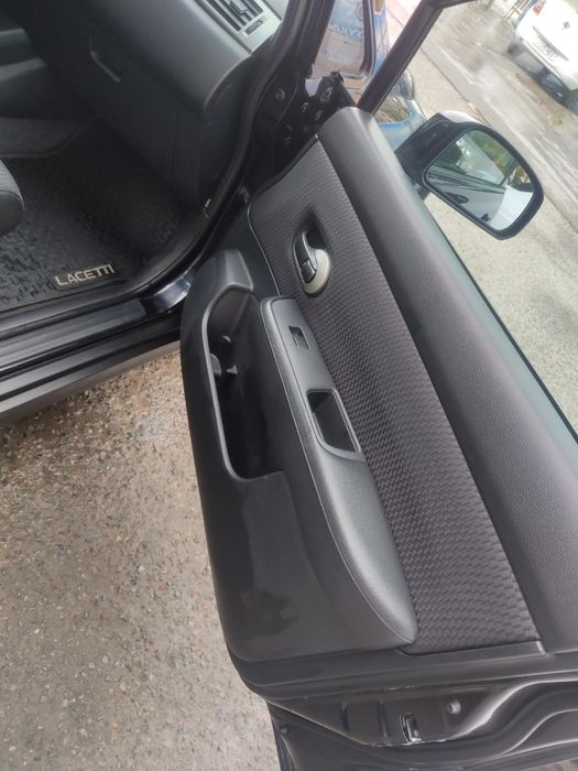 Nissan Tiida sotiladi.