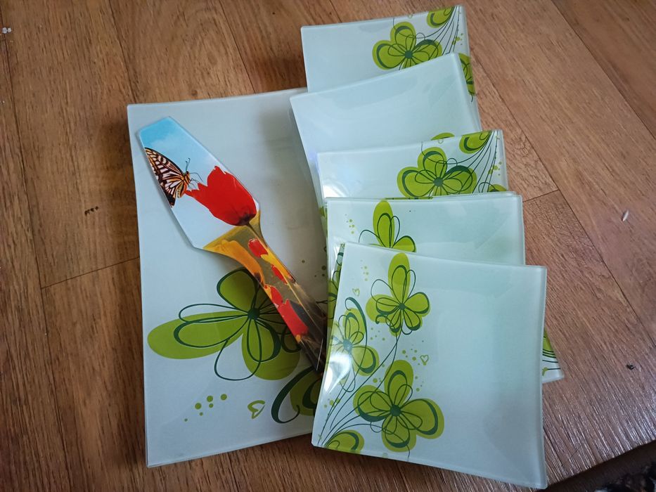 Продам набор тарелок для торта.