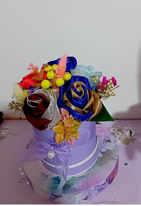 Aranjament lucrat manual din satin