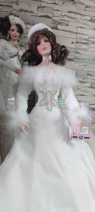 Порцеланова колекционерска кукла