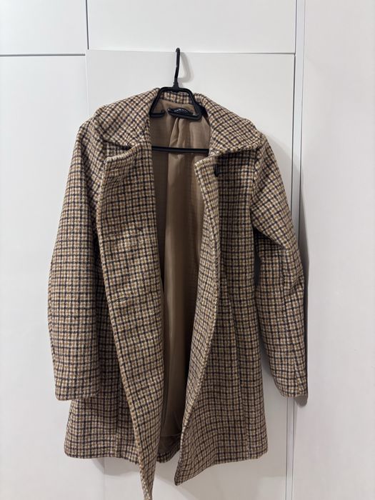 Чисто ново вълнено палто, произведено в Италия. Никога не е обличано.