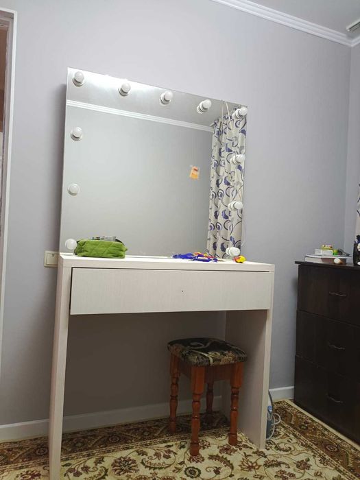 Продам столик для макияжа