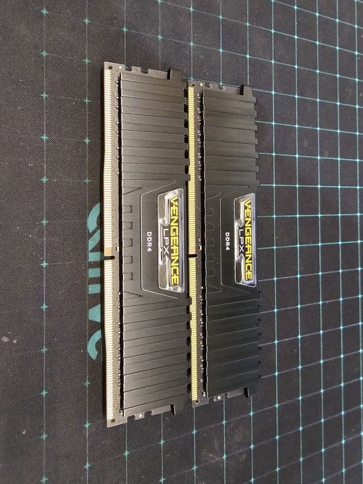 Memorie 32G  Corsair Vengeance LPX Black 2 x 16GB DDR4, 2400MHz, CL16