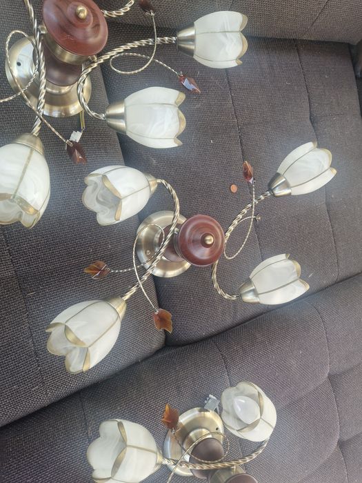 Vand 4 lustre foarte frumoase.