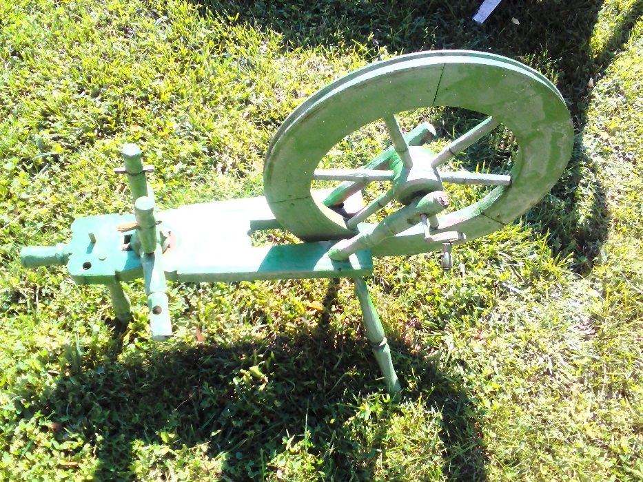 Чекрък за предене на вълна от 1937г,2 вретена и 4 бр.масури с размери