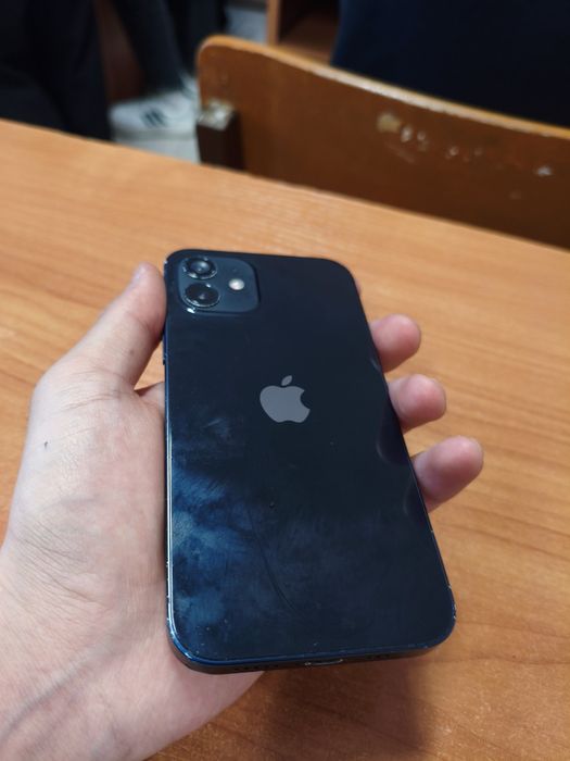 Продам айфон 12.