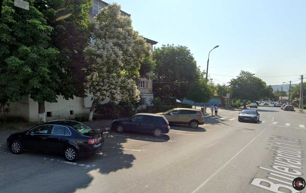 Inchiriez apartament de 3 camere in centru Husi