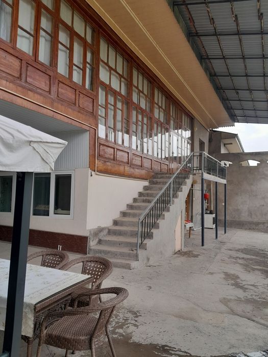 Срочно уй сотилади 8 сотих 9 хона и 3 та падвали бор