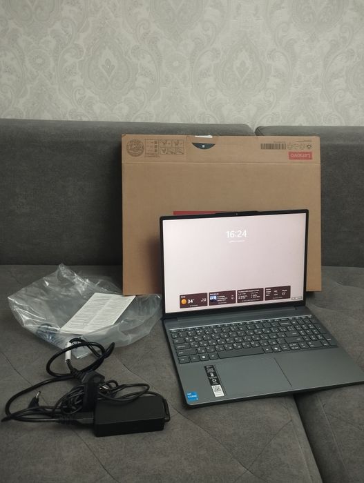 Lenovo IdeaPad Slim 3 15IRH10