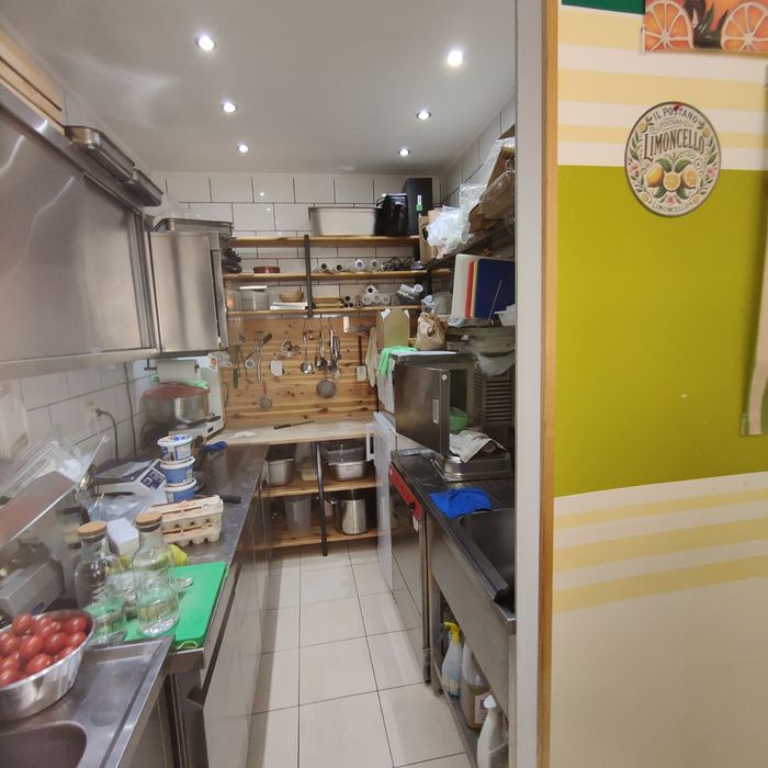 Proprietar inchiriez spatiu comercial de 50 mp, in zona centrala, pe Str. Tepes Voda, Nr. 20, vizavi de Hotel Havana.