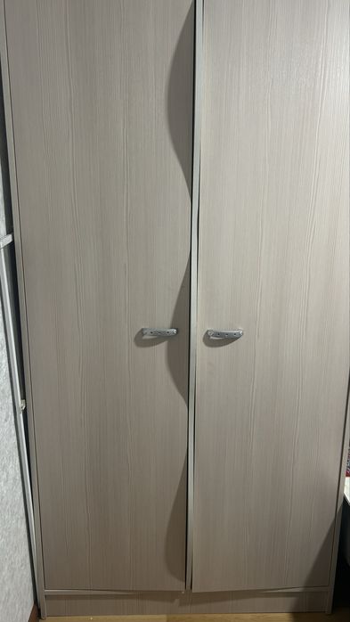 Продаю двух дверный шкаф для одежды
