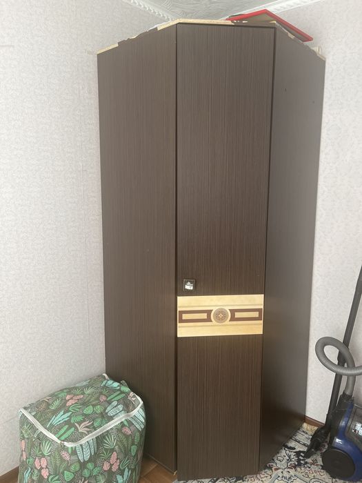 Продам шкаф в среднем состояний