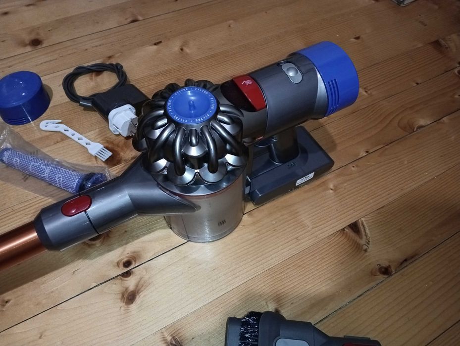 Много добра прахосмукачка Dyson V8 с нова батерия и аксесоари