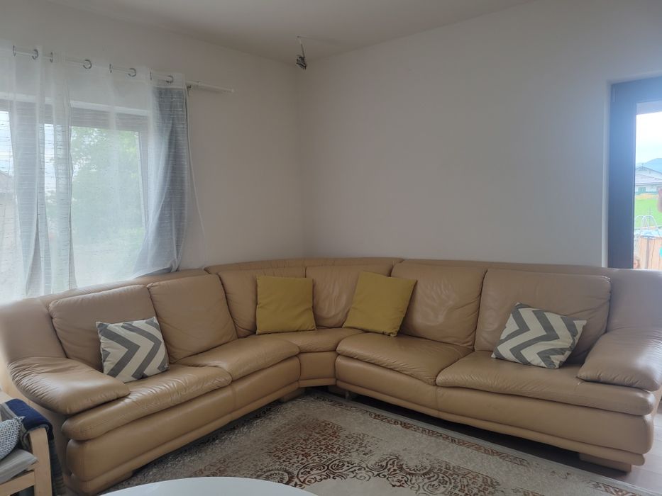 Vând urgent colțar de living din piele naturală.